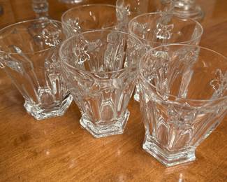 This is a set of six sherbet/ice cream cups - the cool thing is the honey bee on the glasses!