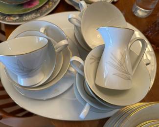 An outstanding Service for 8 set of ROSENTHAL Selb-Germany V China! MCM Pattern “Continental Grass”