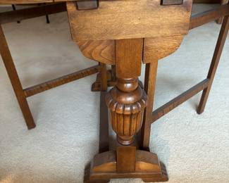 I LOVE LOVE LOVE this antique solid oak drop leaf table! It is in PRISTINE condition! 