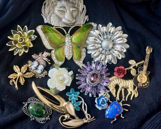 (18) Costume Jewelry Brooches