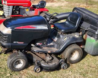 21HP Briggs & Stratton 656cc, 2-Cylinder, air-cooled, horizontal, βVβ configuration. Unsure as to
transmission type. Includes 42β mid-mount mower deck and 3-container grass collection
system. An after market time meter shows 314 hours; however, the actual hours are most likely
significantly higher.
This mower is in fair cosmetic condition. The air filter and oil separator are new. The carburetor
has been cleaned and new spark plugs installed. The engine starts and runs but may need to
be overhauled. Burns some oil.