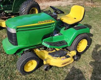 20HP Kawasaki 585cc, 2-Cylinder, water-cooled, gasoline engine. 948.8 hours showing on the
hour meter. This tractor has two-wheel drive, hydrostatic transmission, power steering, and
single hydraulic circuit (to raise/lower mower deck). Foot pedals control forward and reverse
speed. This tractor does not have a locking differential. Includes the 48β, mid-mount mower
deck and digital format shop manual for the tractor, and operators manual for the deck. A John
Deere mulching kit (including blades) is also available as a separate purchase.
This tractor is in average to good cosmetic condition, is fully functional and runs well. The
engine was overhauled in 2021 (including cylinder honing and new rings) and the transmission
cooling fan replaced. The original fuel pump has been replaced with the upgraded version which
includes an overflow tube routed to the ground. A second fuel filter has been installed between
the fuel pump and the carburetor.