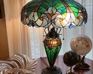 Tiffany Style-Stained Glass Green Peacock Lamp