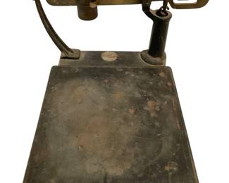 BRDA721 Antique Fairbanks Merchantile Scale This is a cast iron platform balance countertop scale.
