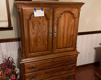 Upright chest of drawers