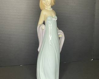 Lladro Ingenue Porcelain Figurine