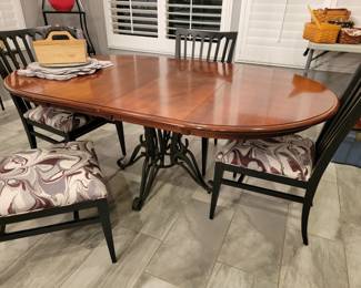 Round Dining Table - Extendable with table leaves and custom table pads