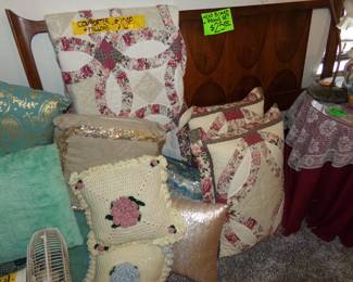 PILLOWS - Full size Bed set