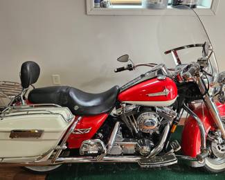 1998 Harley-Davidson Road King
14k miles with a lot of aftermarket upgrades
EVO Motor
New Harley-Davidson battery
White wall tires
Rinehart exhaust pipes
Lockable hard case saddle bags
Removal back rest & rack
Beach handle bars
New Speedometer
New Headlights
Engine guard highway crash bar
Removable windshield 
Recently serviced and checked
Title in hand
$9000


Owner of bike just informed me 3800 miles is not correct. It is a new Speedometer and total miles is around 14k. Extremely sorry about this. I was not informed of this until about 10 minutes ago.
