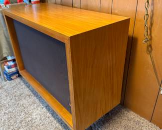 	#23	JBL Signature Series C-37 Speaker 36x16x28	 $500.00 	 (2 small areas of wear pictured.	)	