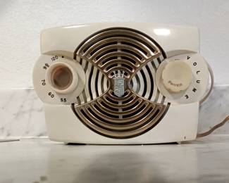 Vintage ZENITH Tube Radio