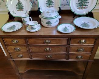 An extensive collection of Spode Christmas Tree dinner service. 