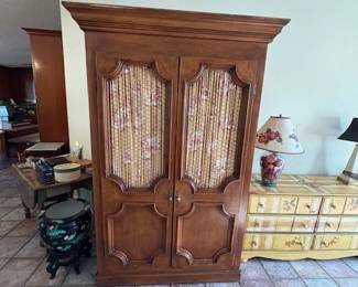LARGE PANTRY STYLE STORAGE