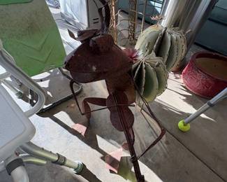 YARD DECO FROG ARTWORK