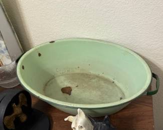 VINTAGEANTIQUE WASH BASIN