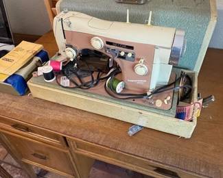 VINTAGE NECCHI SUPERNOVA SEWING MACHINE