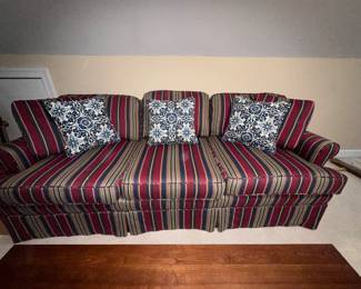 84” TraditionL sofa in perfect condition. 