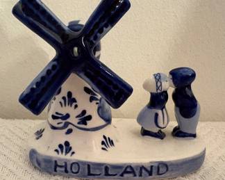 Delft Kissing Couple