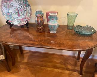 if you have the table with one leaf up, the other one is flat while it’s still against the wall