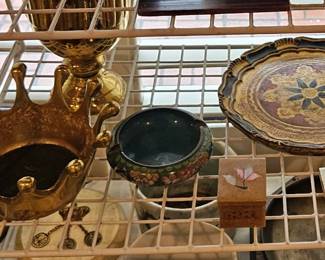 Many decorative items