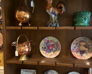 Decorations and details on Welsh hutch