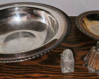 Large variety of serving pieces