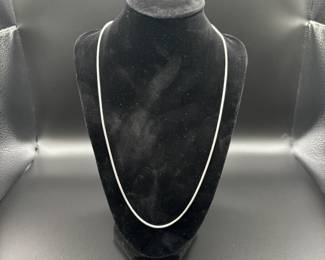 22" Sterling Silver Necklace - Elegant and Timeless Design, 10 grams