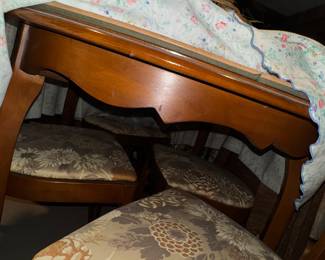 another angle of the kitchen table.. 