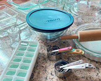 Bakeware / Lots ice trays w/cover