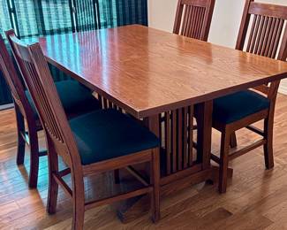 Mission Style Oak Table Dining Set 
Excellent condition / Table 3’ x 5’