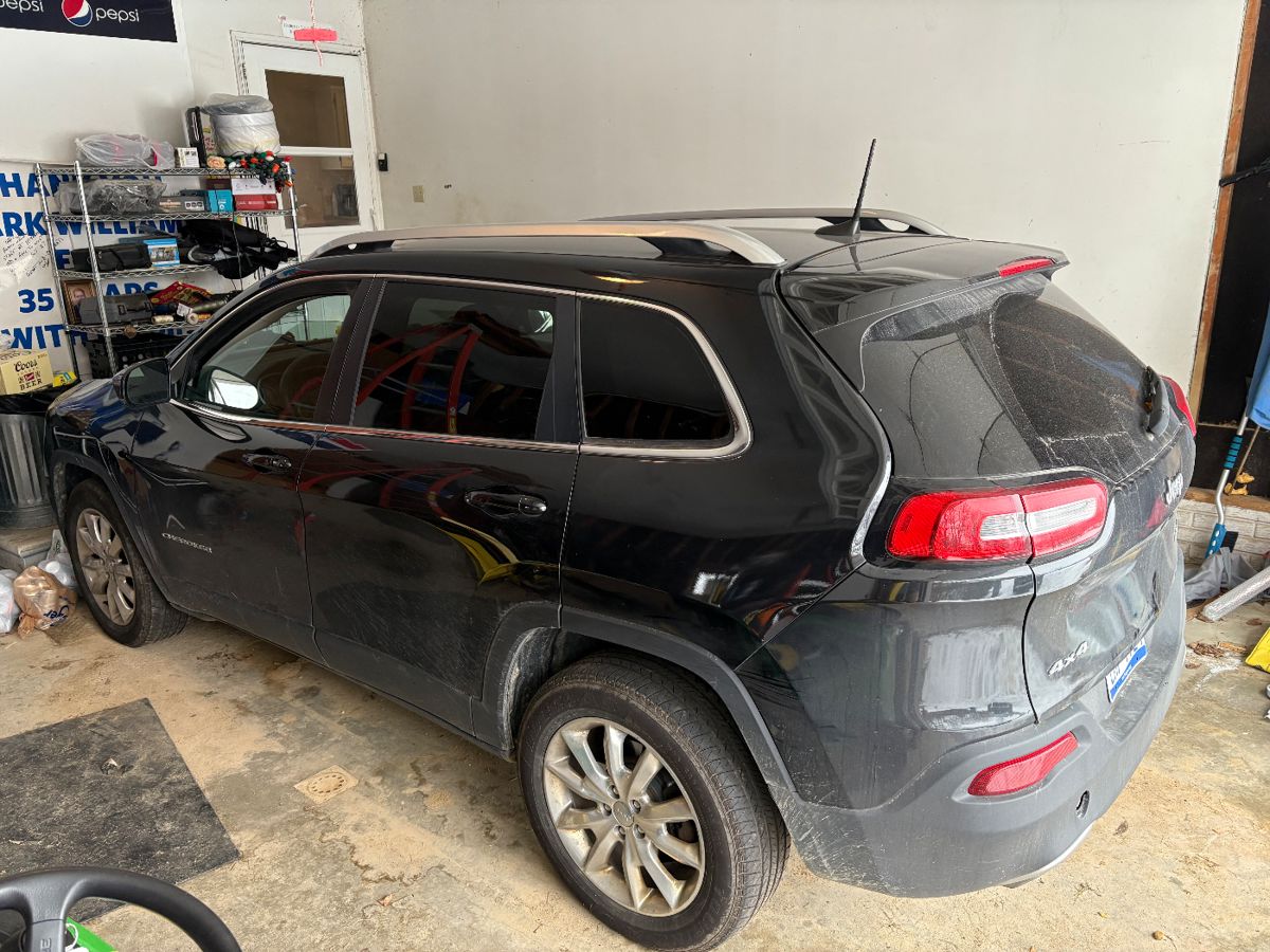 2016 Jeep Cherokee green clear title.

4x4
Leather interior
208,300 miles
Runs

Interior is in the process of being detailed.

Will update further this weekend.