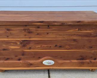 Athens Woodcrafters Cedar Chest With Porcelain Insert