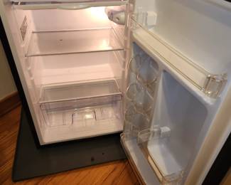 Magic Chef mini fridge 