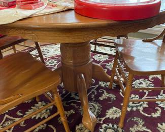 Round oak table w/leaf & 6 chairs