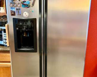 GE STAINLESS STEEL REFRIGERATOR