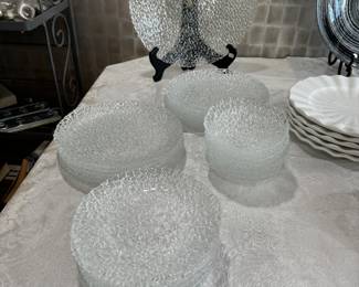 Glass Raindrop Embossed Dinnerware (28pc)