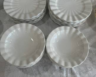 George Dell Porcelain Dinnerware Made in Italy (20pc)
