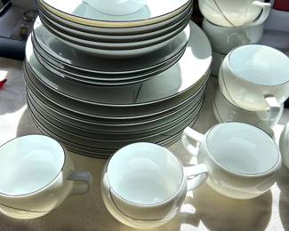 Daniel Hechter “Threads” dishes