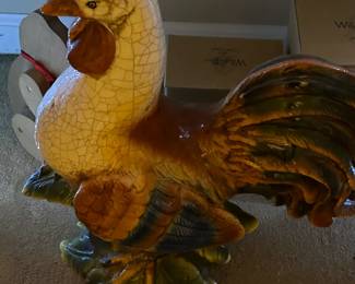 Great selection of decor including framed artwork, wall displays, lamps and mirrors. 