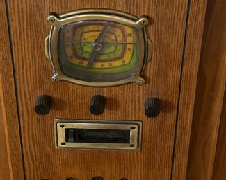 Vintage Thomas Museum Edition Collectors Floor Radio