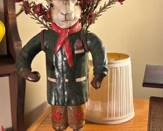 Great selection of decor including framed artwork, wall displays, lamps and mirrors. 