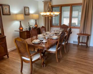 BEAUTIFUL DINNINGROOM SET THOMASVILLE