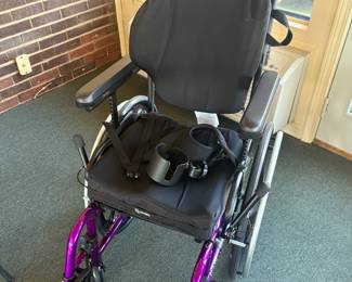 Catalyst mobility medium size ladies wheelchair, model Axiom SP, max weight 300 lbs, like new, head and foot support 
