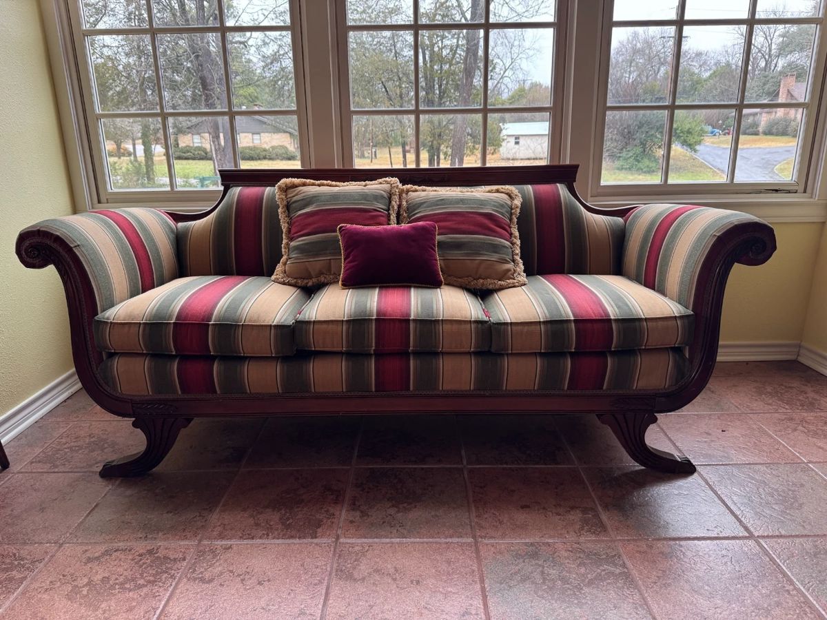 Luxury European-style sofa, camelback