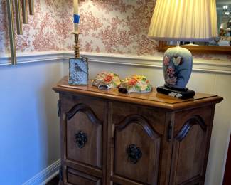 Foyer table, lamps, decor