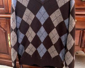 Men's Neiman Marcus Cashmere Sweater, size Medium