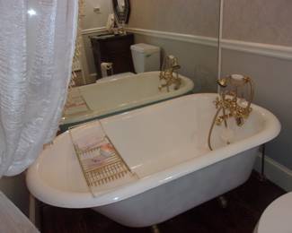 Clawfoot Tub w/Gold Faucets