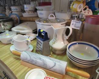 Kitchen wares some Pyrex!