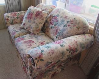 Floral love seat in great condition