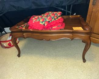 Scalloped edge coffee table w/ extra serving top!